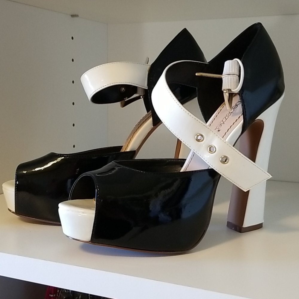 Peep toe pumps